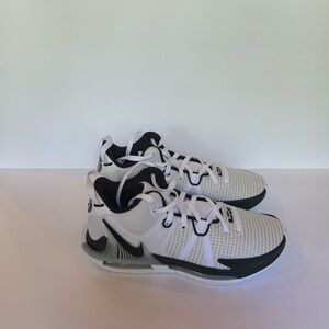 Lebron witness VII women’s size 9